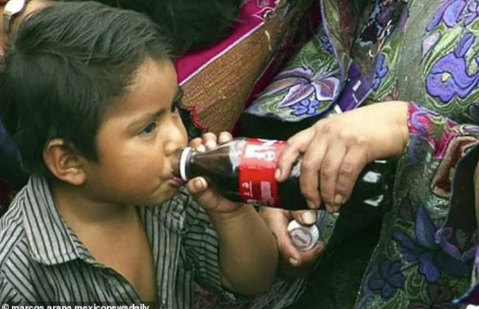 Thiếu nước sạch khiến nhiều gia đình ở bang Chiapas, Mexico cho trẻ nhỏ uống nước ngọt thay nước lọc. Ảnh: Marcos Arana