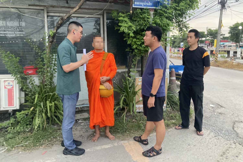 Sư Surat bị bắt khi đang đi khất thực ở tỉnh Pathum Thani, miền bắc Thái Lan, ngày 5/8. Ảnh: Bangkok Post