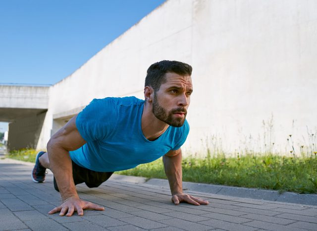 Chống đẩy là một trong những động tác hiệu quả nhất để tăng cường sức mạnh, giữ vẻ trẻ trung, nam tính cho nam giới trên 45 tuổi.