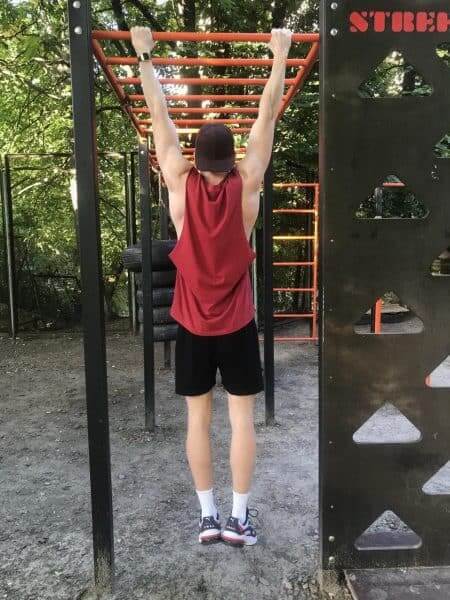 Bài tập treo người trên thanh xà giúp giải tỏa căng thẳng ở vai, giảm áp lực cột sống và tăng cường sức bền cầm nắm.