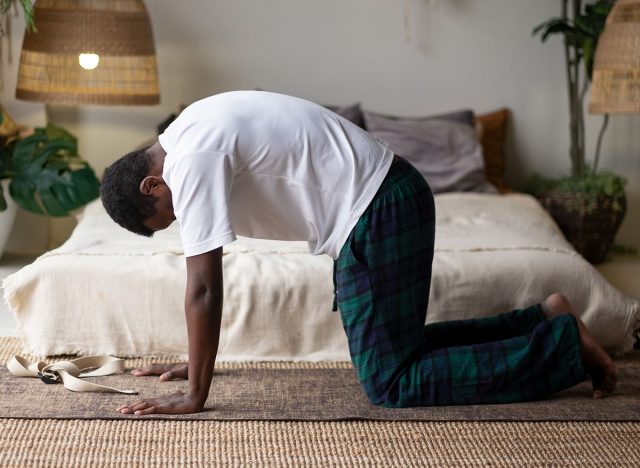 Bài tập kéo giãn kiểu mèo-bò giúp lưng chuyển động linh hoạt, giảm cứng khớp.