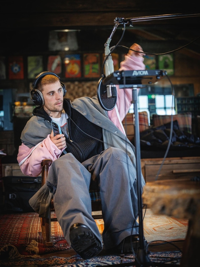 Justin Bieber trong phòng thu hồi tháng 5. Ảnh: Instagram/ Justin Bieber