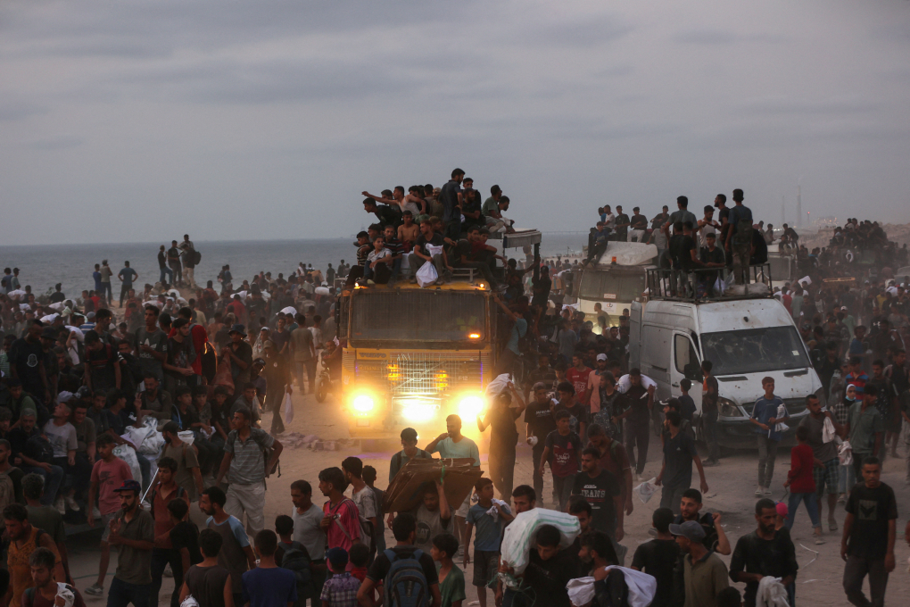 Dân thường vây quanh xe tải chở hàng viện trợ tại Dải Gaza ngày 29/7. Ảnh: AFP