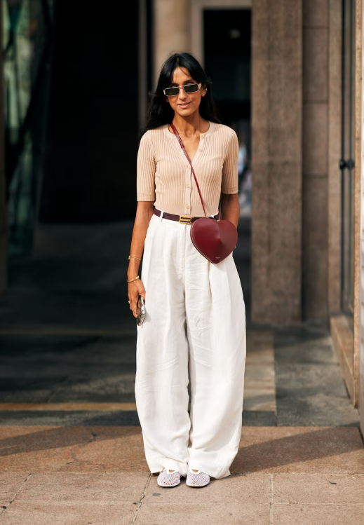 Hãy ưu ái các tông màu như vàng nhạt, hồng phấn, xanh dương mờ,.... không chỉ hòa quyện mượt mà với sắc trắng mà còn nâng tầm tổng thể, mang lại vẻ ngoài tinh tế, sang nhẹ và đầy sức sống.