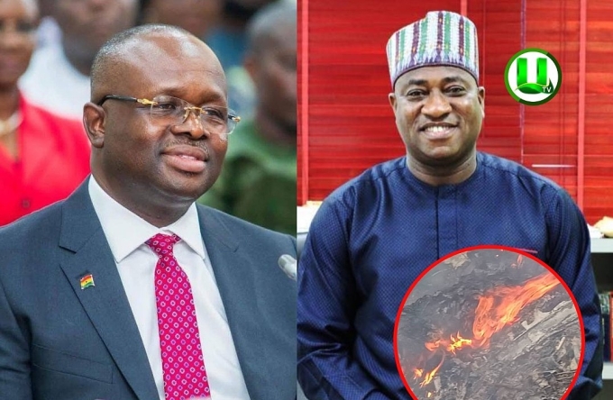 Bộ trưởng Quốc phòng Ghana Edward Omane Boamah (trái) và Bộ trưởng Môi trường, Khoa học và Công nghệ Ibrahim Murtala Muhammed. Ảnh: X/Kashmir Exclusive