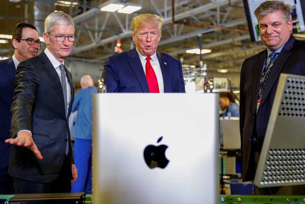 Tổng thống Mỹ Donald Trump thăm nhà máy của Apple tại Texas năm 2019. Ảnh: Reuters