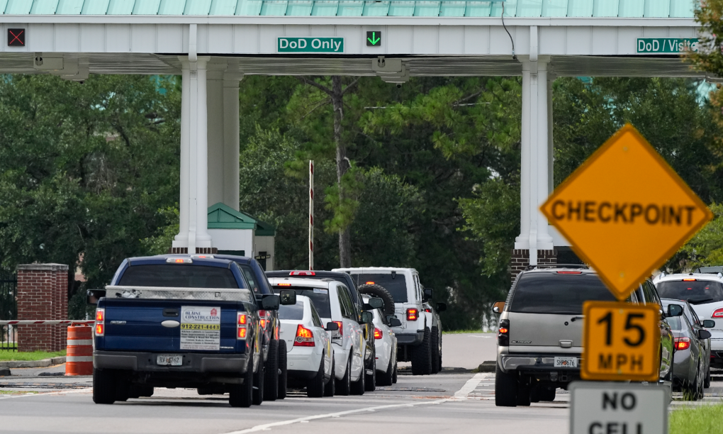 Cổng vào căn cứ Stewart tại bang Georgia hôm 6/8. Ảnh: AP