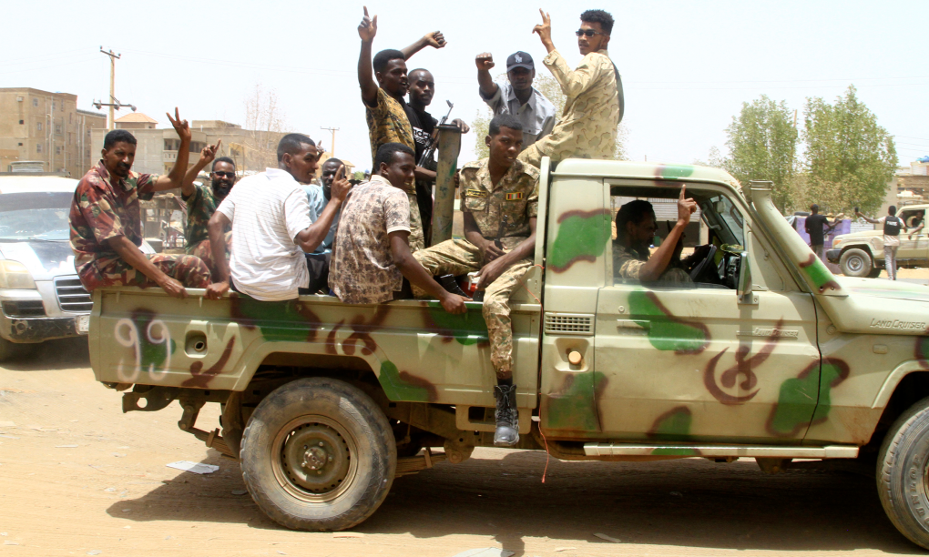 Binh sĩ Sudan tuần tra ở Salha, phía nam thành phố Omdurman, hồi tháng 5. Ảnh: AFP