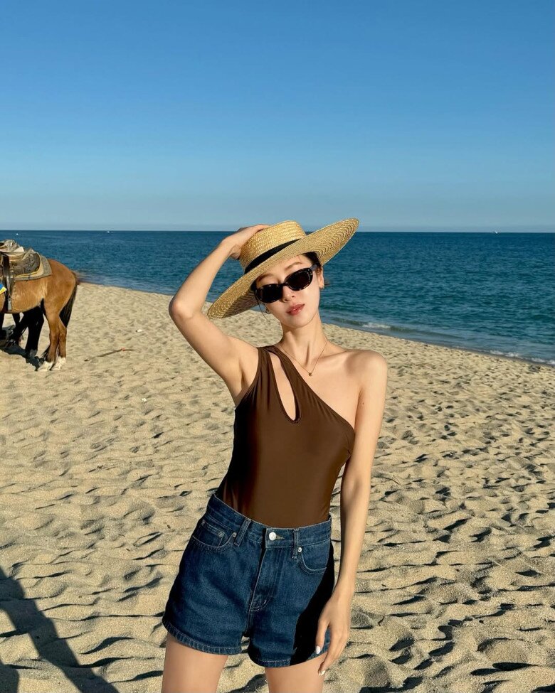 Mặc đồ bơi thế nào để che khuyết điểm mà vẫn nổi bật? 7 gợi ý outfit giúp bạn amp;#34;hack dángamp;#34; cực đỉnh mùa hè này - 1