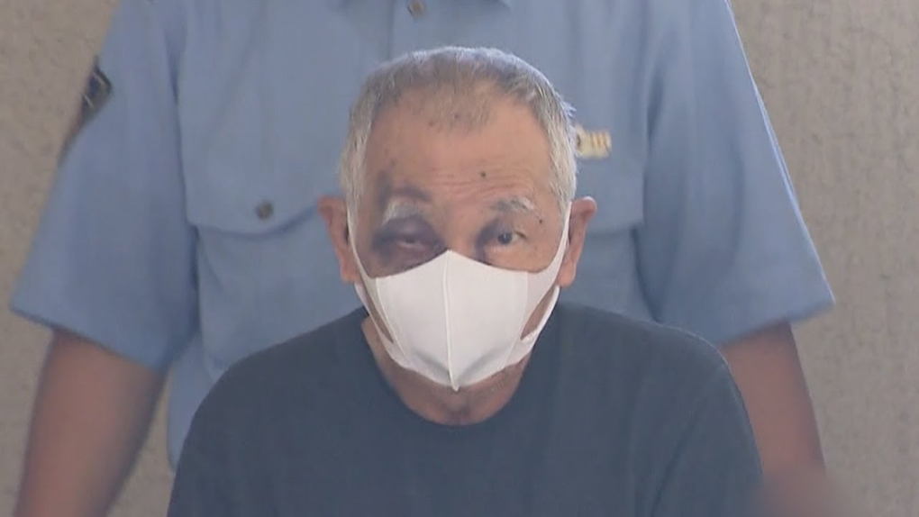 Cụ ông Takanobu tại đồn cảnh sát Funabashi, tỉnh Chiba. Ảnh: FNN