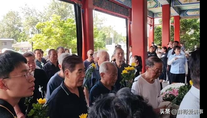 Lục Tiểu Linh Đồng đến viếng amp;#39;Phật Tổ Như Laiamp;#39; Chu Long Quảng - 2