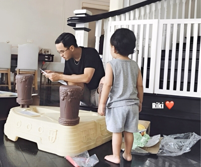 Tăng Thanh Hà hé lộ khoảnh khắc thiếu gia Louis Nguyễn lắp đồ chơi cho con trai đầu lòng.