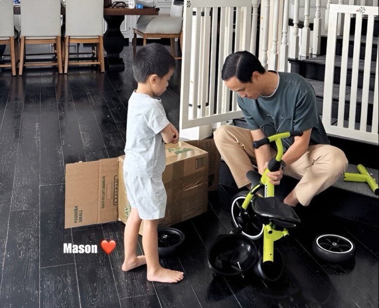 Nữ diễn viên đăng tải khoảnh khắc tương tự khi ông xã lắp xe đạp cho con trai út - bé Mason.