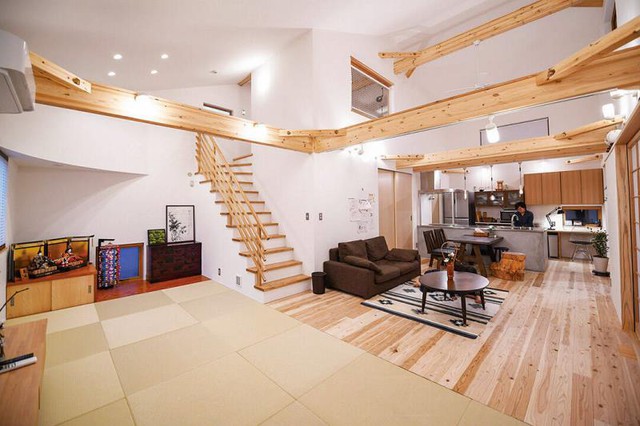 Xà ngang lộ ra trên trần nhà, đặc biệt là ở những vị trí quan trọng như trên giường ngủ, bàn làm việc, ghế sofa, hoặc bàn ăn, sẽ tạo ra một áp lực vô hình.