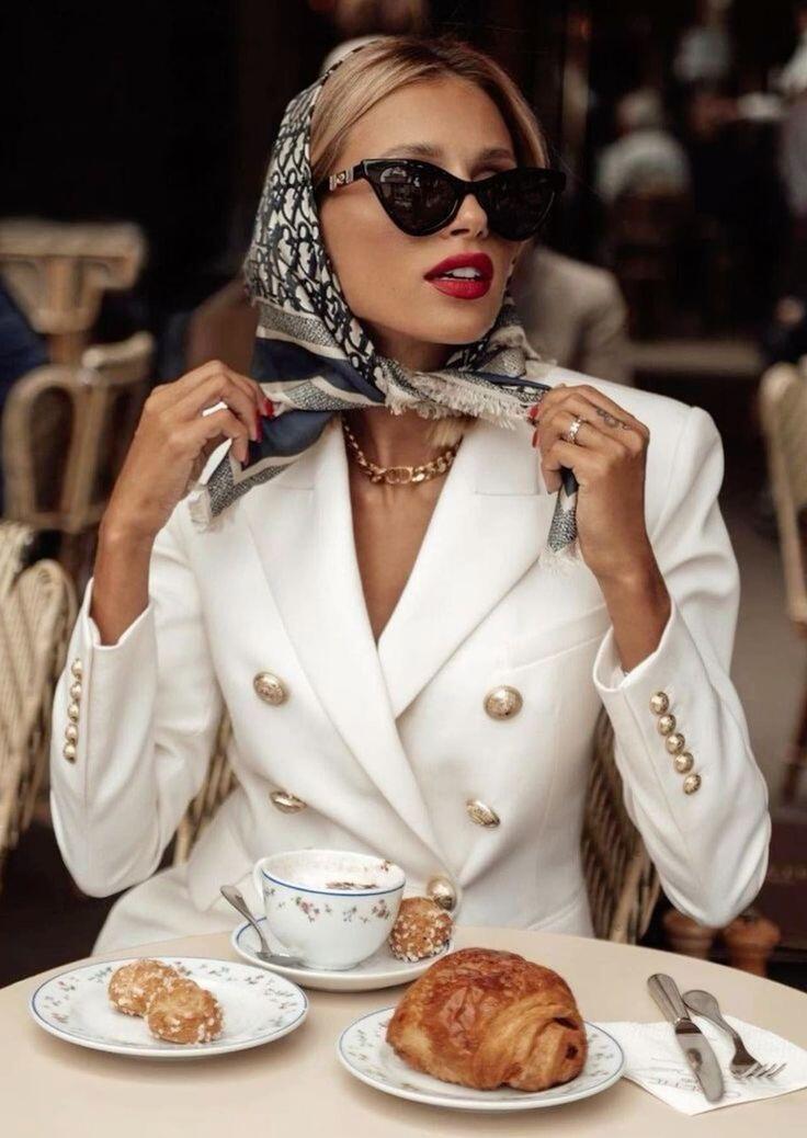 Những chiếc khăn lụa mềm mại sẽ tạo thêm điểm nhấn cho set đồ.