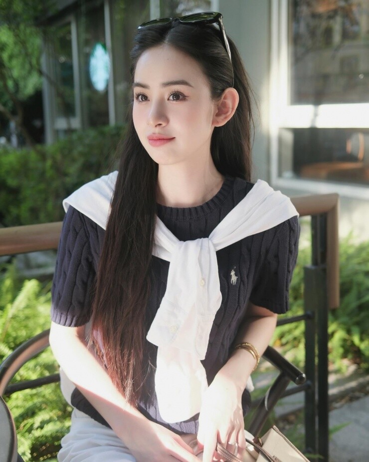 Có thể phối thêm áo cardigan với áo cổ tròn để thêm điểm nhấn và tạo vẻ thanh lịch.