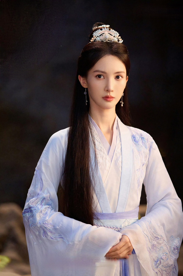 Đồng hành cùng Hàn lập trên hành trình này có Nam Cung Uyển (Kim Thần).