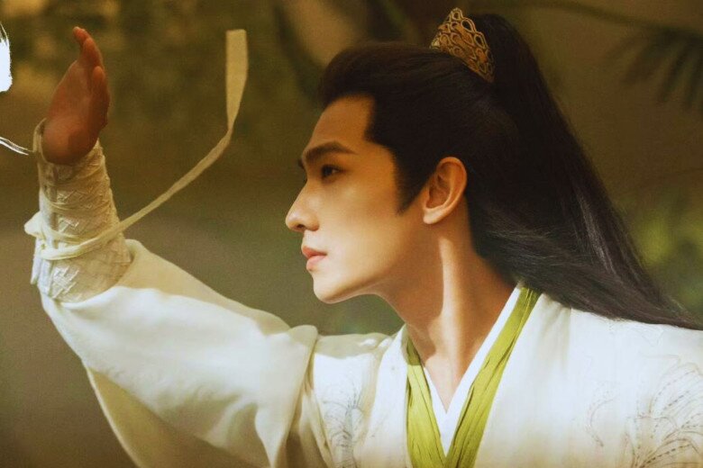 Mọi chi tiết từ kiểu tóc, trang sức đến chất liệu vải đều được ê-kíp sản xuất chăm chút tỉ mỉ.