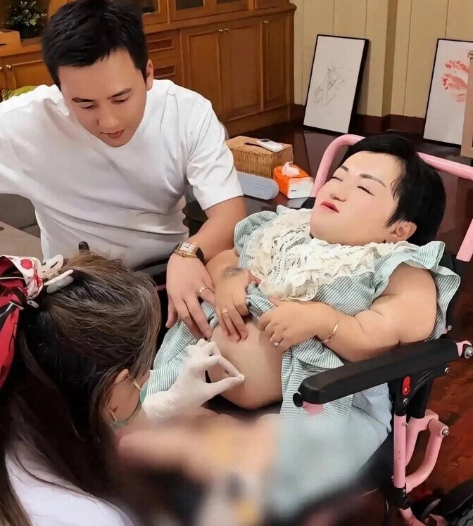 Hỷ Mai nhăn mặt vì đau khi làm IVF, được chồng động viên tinh thần.