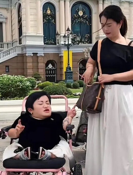 Bên cạnh ông xã, nữ CEO còn được chị dâu ân cần chăm sóc.