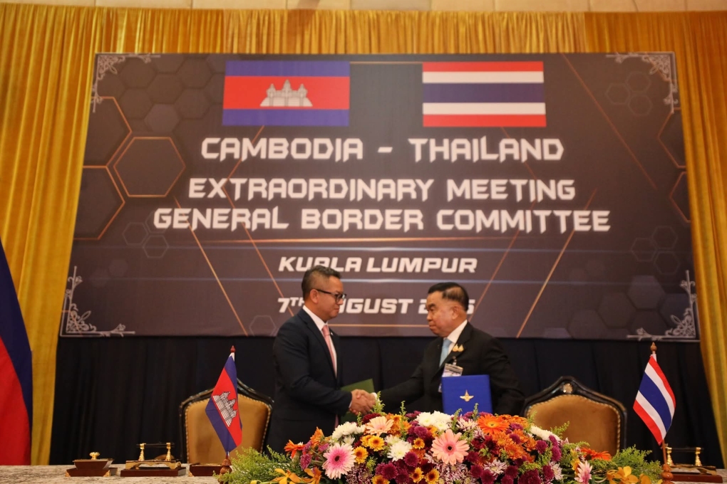 Phó Thủ tướng kiêm Bộ trưởng Quốc phòng Campuchia Tea Seiha (trái) và quyền Bộ trưởng Quốc phòng Thái Lan Nattaphon Narkphanit tại Kuala Lumpur ngày 7/8. Ảnh: Khaosod