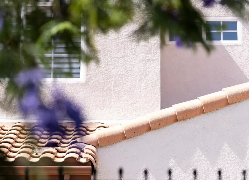 Căn nhà hai tầng của Vahan Harutyunyan ở North Hills. Ảnh: LA Times