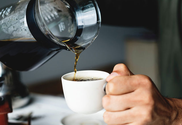 Uống cà phê mang đến nhiều lợi ích về sức khỏe nhưng cần uống đúng cách, đúng liều lượng.