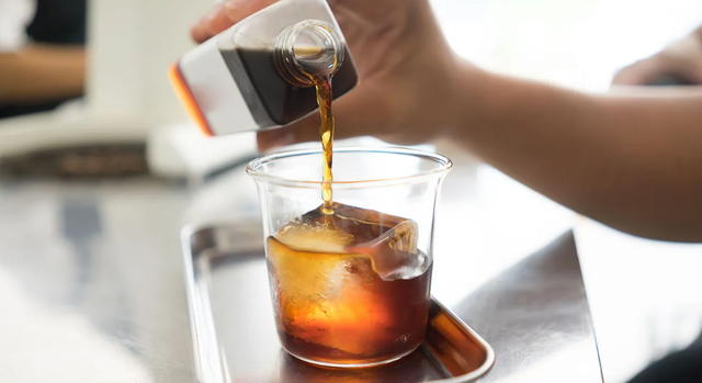 Khi uống cà phê đá bạn nên bổ sung thêm nước cho cơ thể.