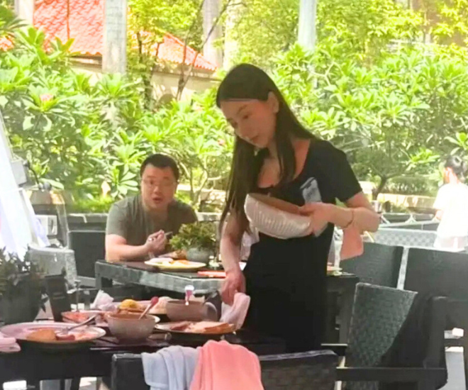 Người qua đường bắt được khoảnh khắc vợ bầu của Quách Phú Thành đi ăn buffet.