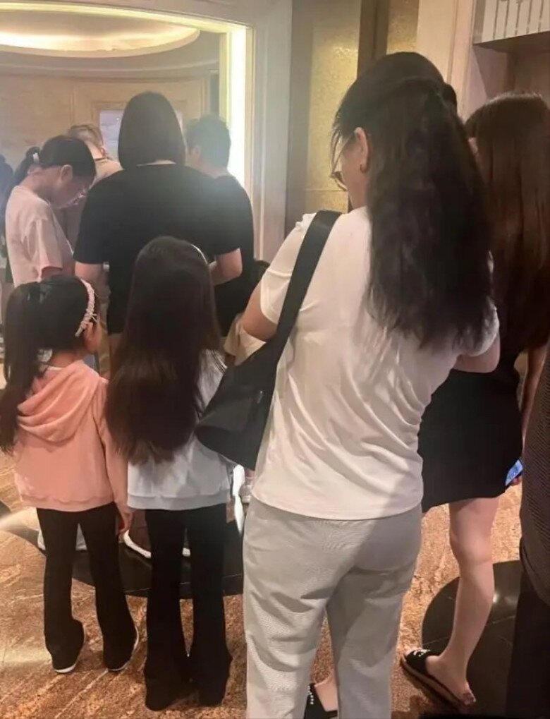 Bà bầu 8X khiến dân tình bất ngờ bởi sắc vóc thon thả ở tháng thứ 7 qua cam thường.