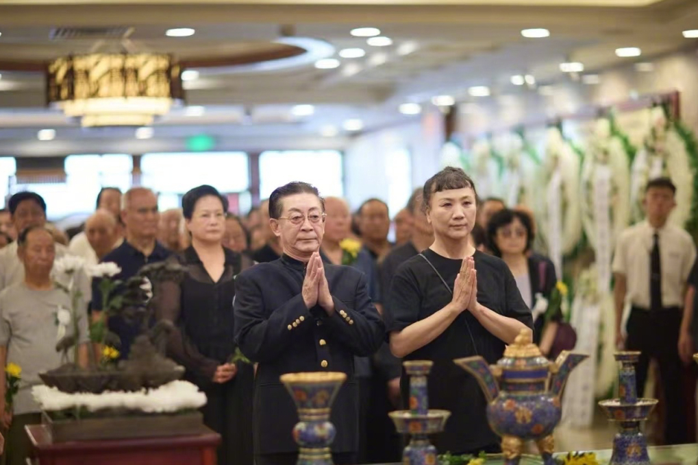 Vợ chồng Lục Tiểu Linh Đồng, Vu Hồng viếng nghệ sĩ Chu Long Quảng. Ảnh: Weibo