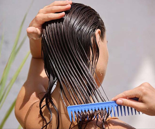 Chải đầu khi tóc còn ướt là thói quen tưởng chừng vô hại nhưng lại là “thủ phạm” hàng đầu khiến tóc gãy rụng và hư tổn nặng nề.