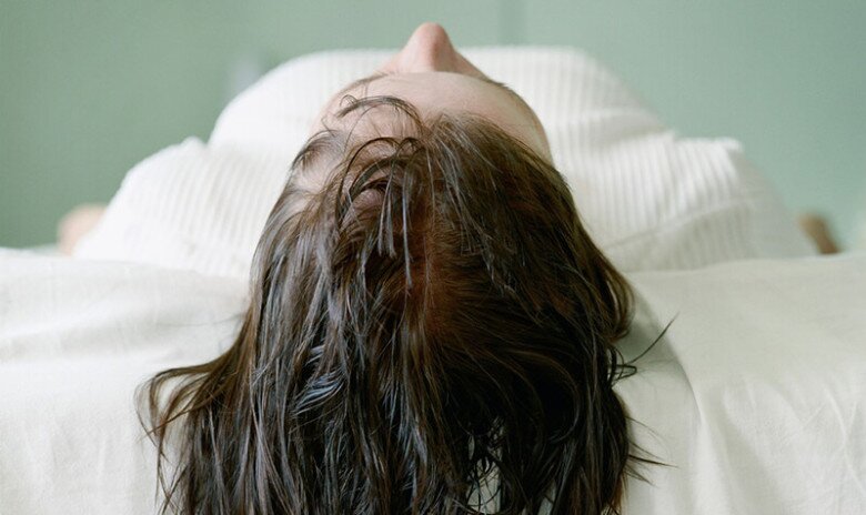 Để tóc khô tự nhiên tưởng là cách lành tính, nhưng thực tế lại khiến tóc dễ hư tổn, xơ rối và tạo điều kiện cho nấm da đầu phát triển nếu tóc ẩm quá lâu.