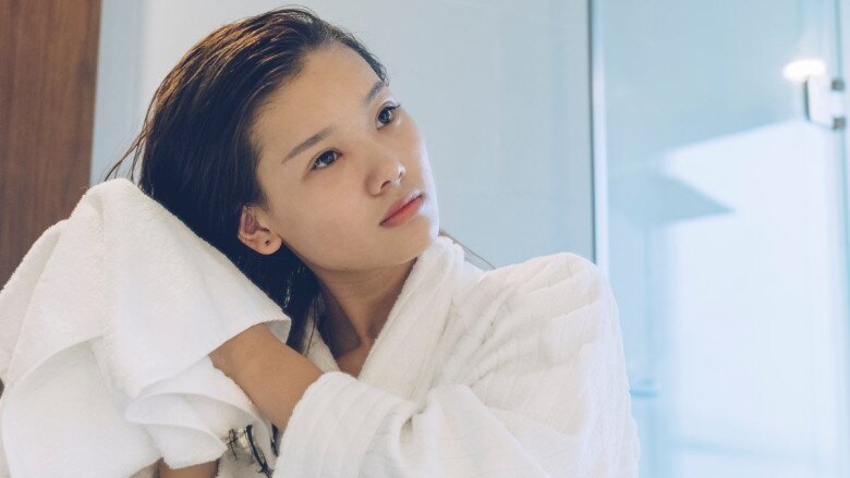 Lau tóc mạnh tay bằng khăn không chỉ khiến sợi tóc rối xù, dễ gãy rụng mà còn làm hỏng lớp biểu bì bảo vệ.