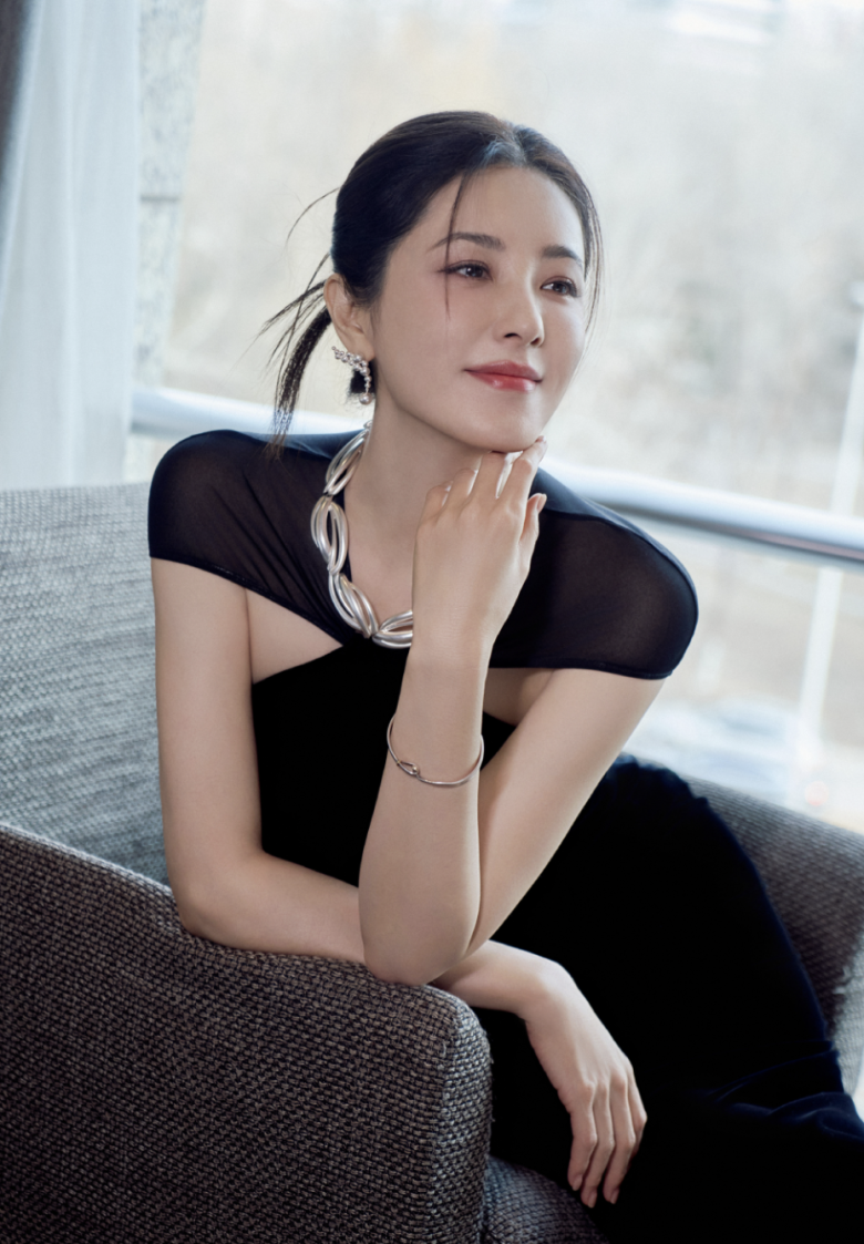 Có thể thấy, bí quyết trẻ lâu của Tăng Lê không phải là những phương pháp cầu kỳ hay tốn kém mà bằng việc duy trì những thói quen đơn giản, đều đặn mỗi ngày. Từ uống trà, massage, chải tóc đến lựa chọn thực phẩm theo mùa, tất cả đã tạo nên một lối sống lành mạnh giúp cô gìn giữ nhan sắc và sức khỏe suốt nhiều năm.