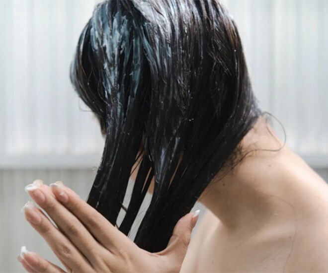 Theo các chuyên gia, gội đầu một lần có thể không đủ sạch, hai lần sẽ đảm bảo tóc sạch sẽ, hấp thụ các dưỡng chất sau đó tốt hơn.