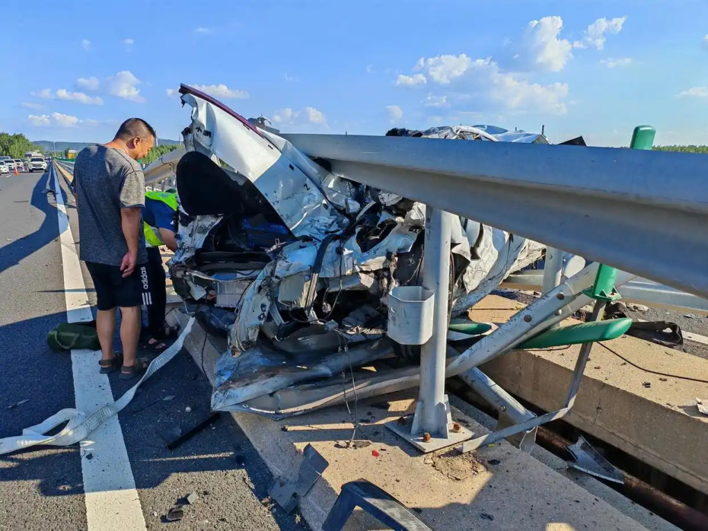 Chiếc xe hơi của Ma bẹp nát sau khi bị xe tải tông. Ảnh: Worldjournal