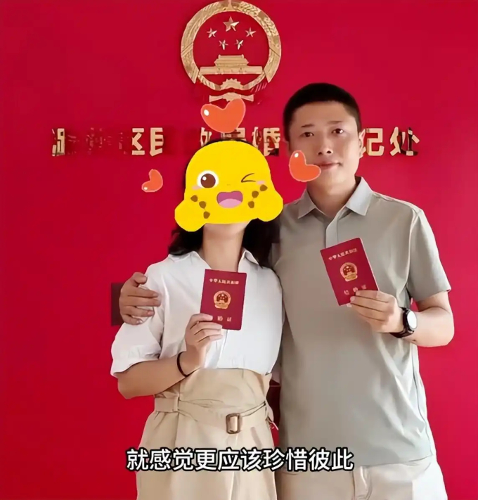 Anh Ma và bạn gái nhận sổ kết hôn ba ngày sau tai nạn. Ảnh: Worldjournal