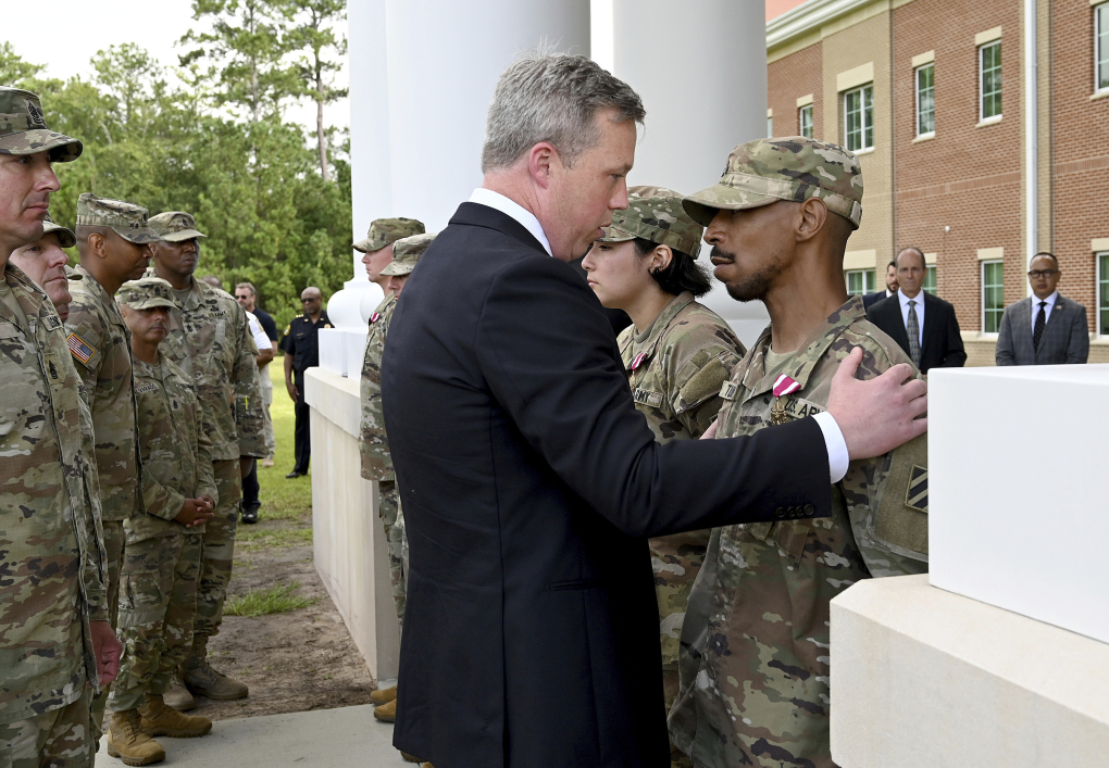 Bộ trưởng Lục quân Mỹ Dan Driscoll trao huân chương cho trung sĩ Turner ngày 6/8. Ảnh: AP