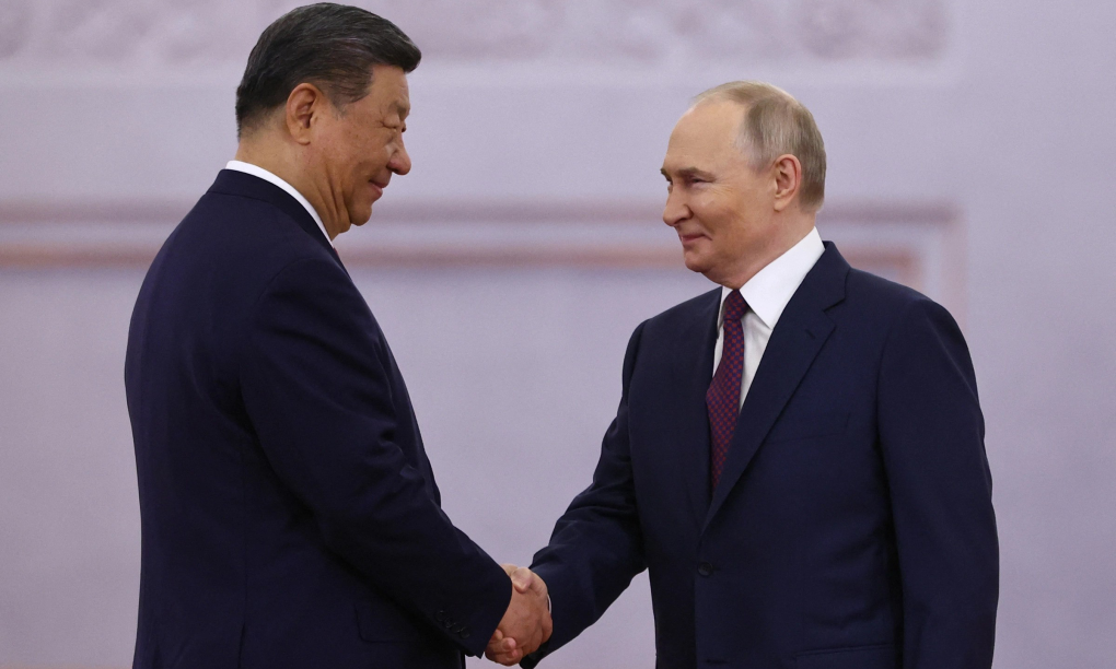 Tổng thống Nga Vladimir Putin (phải) và Chủ tịch Trung Quốc Tập Cận Bình bắt tay tại lễ đón chính thức ở Điện Kremlin ngày 8/5. Ảnh: AFP
