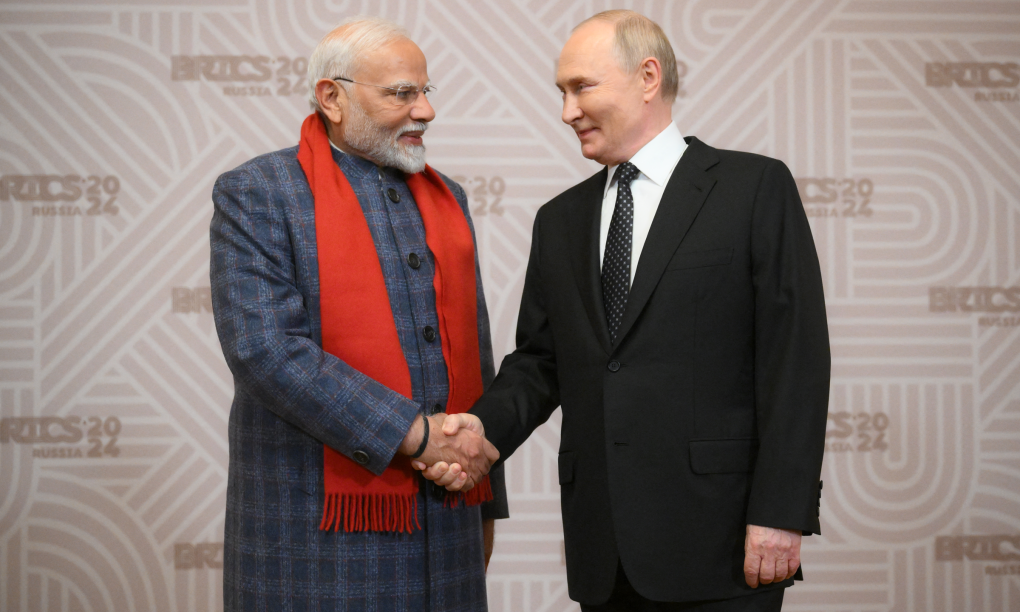 Thủ tướng Modi (trái) và Tổng thống Putin tại hội nghị thượng đỉnh BRICS ở Kazan, Nga tháng 10/2024. Ảnh: AFP