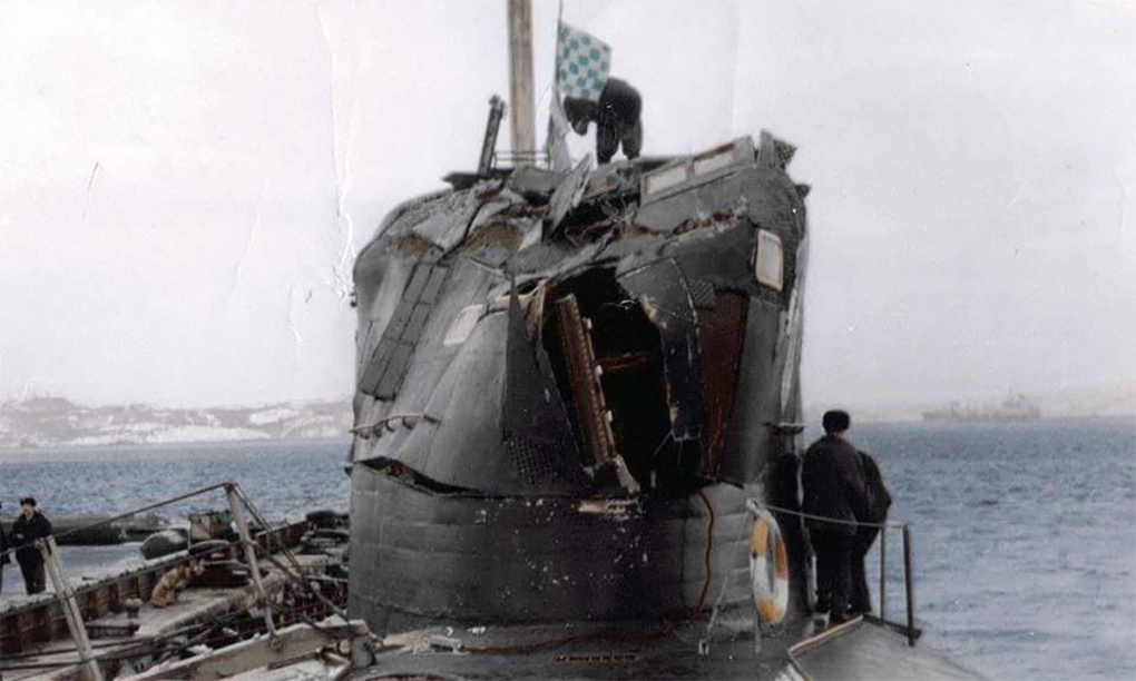 Tháp chỉ huy tàu ngầm B-276 Kostroma móp méo sau cú đâm vào tàu ngầm USS Baton Rouge ngoài khơi đảo Kildin, Nga tháng 2/1992. Ảnh: Hải quân Nga