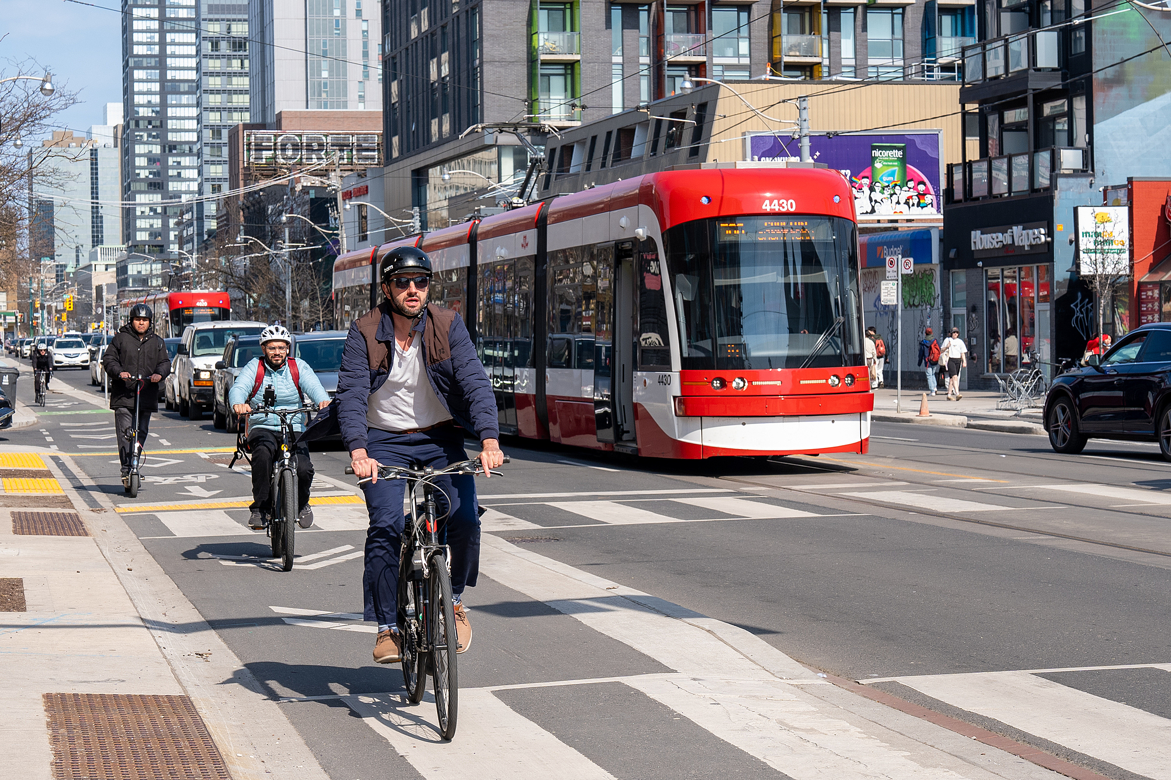 Đường phố College ở Toronto, Canada hồi tháng 4. Ảnh: Reuters