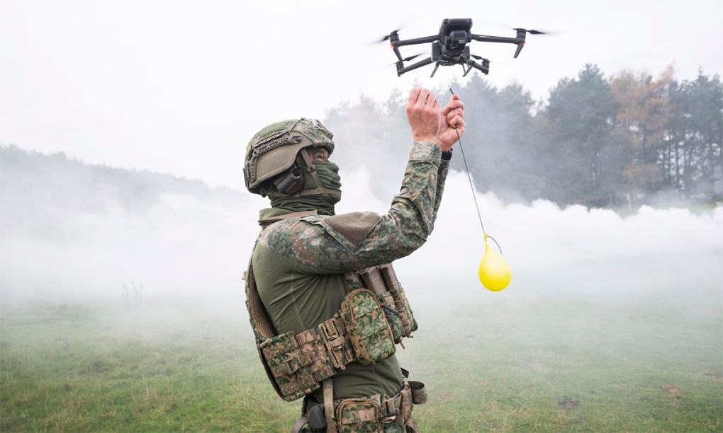 Một binh sĩ treo bóng nước lên drone trong buổi huấn luyện lính Ukraine ở thao trường East Anglia, Anh. Ảnh: Telegraph