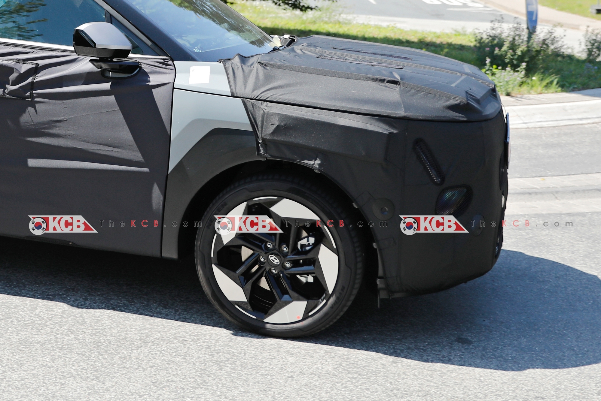 Hyundai Tucson thế hệ mới tiếp tục lộ diện: Từ bỏ thiết kế cũ để dần giống với Santa Fe- Ảnh 6.