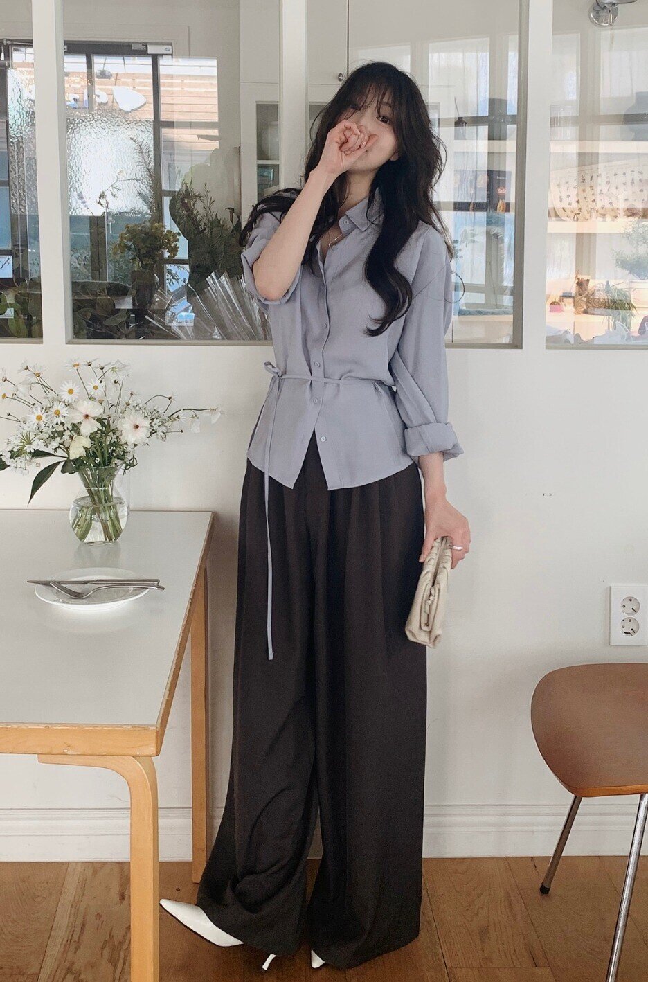 Phụ nữ 40+ không cần cầu kỳ, cứ có 5 món này trong tủ quần áo là trẻ thêm 10 tuổi, sang không cần cố - 2