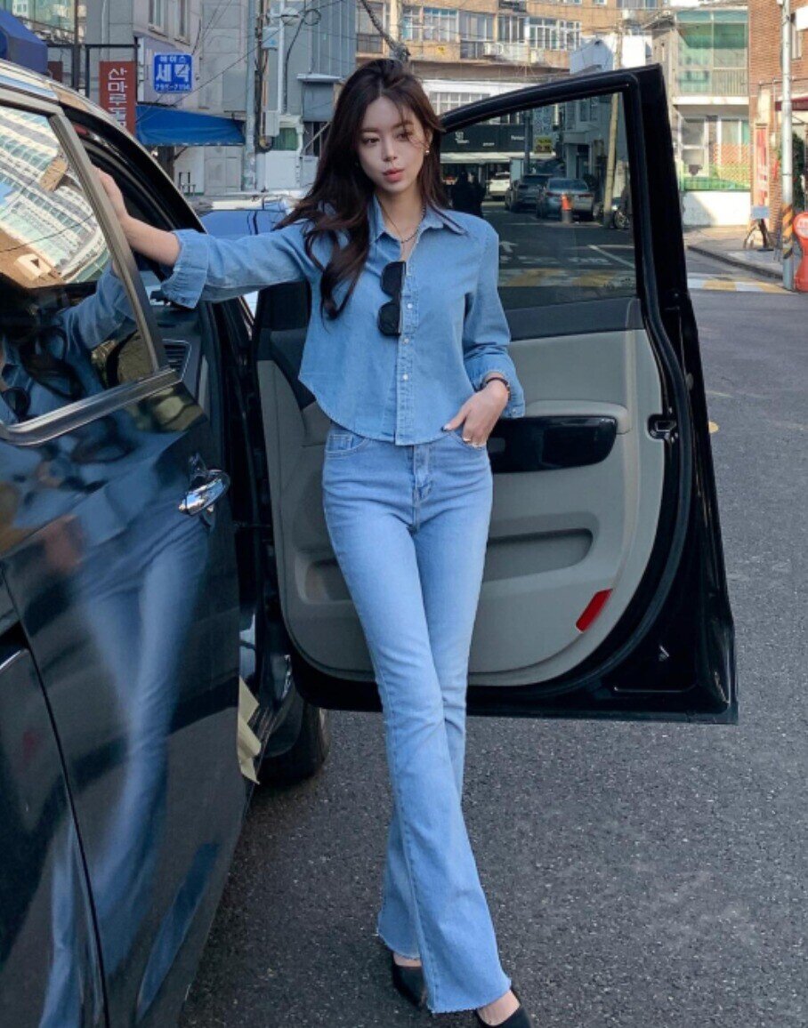 Quần jeans ống loe là item vừa “hack” dáng vừa trẻ trung mà không bị gò bó hay kém sang. Phần ống loe nhẹ từ gối trở xuống tạo hiệu ứng kéo dài đôi chân, đồng thời cân đối tỉ lệ cơ thể, che khéo khuyết điểm như bắp chân to hay hông đầy.