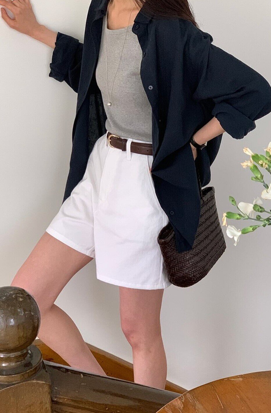 Áo sơ mi trung tính giúp chị em 40+ vừa giữ được vẻ thanh lịch, chín chắn của độ tuổi, vừa “ăn gian” tuổi nhờ sự tối giản và tinh tế.