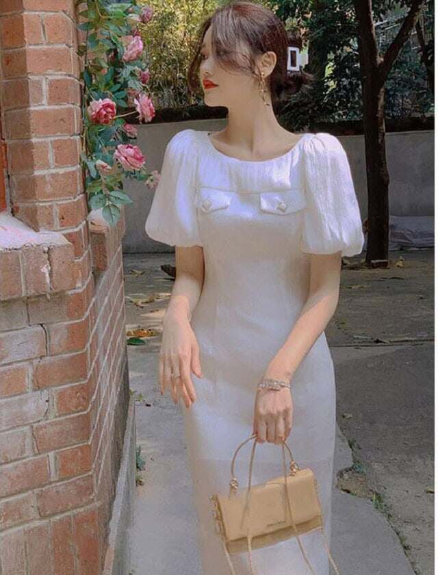 Váy liền thân nhấn eo cũng là lựa chọn lý tưởng, vì đường nhấn eo giúp định hình vóc dáng, mang lại vẻ nữ tính mà không bị gò bó.