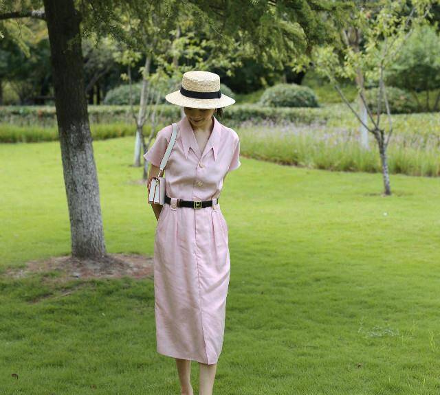 Ngoài ra, váy sơ mi dài ngang gối có thắt lưng sẽ vừa tôn lên vòng eo, vừa mang lại phong cách hiện đại, kín đáo nhưng không hề già nua. Những thiết kế này không chỉ giúp bạn trông trẻ trung, duyên dáng mà còn giữ được nét trang nhã đúng độ tuổi.